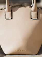 Load image into Gallery viewer, Sorrento Clamshell - Beige
